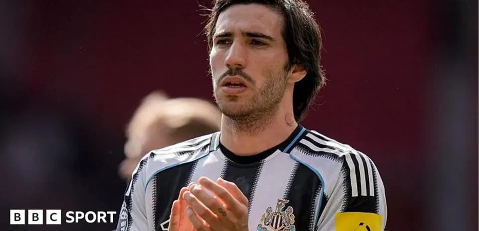 Jugador aplaudiendo en el campo durante partido