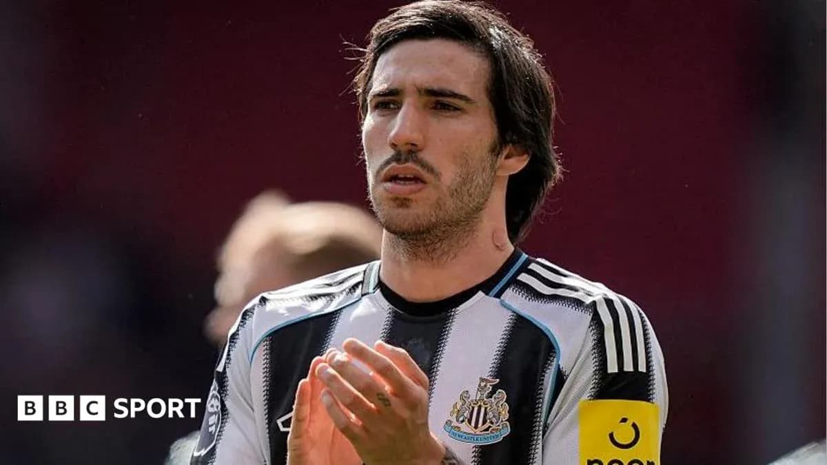 Jugador aplaudiendo en el campo durante partido