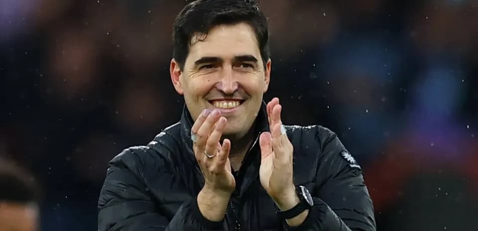 Entrenador aplaudiendo en el banquillo del partido