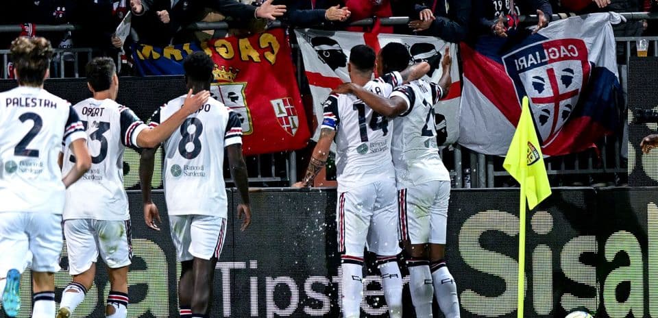 Celebración de gol de Cagliari en el estadio