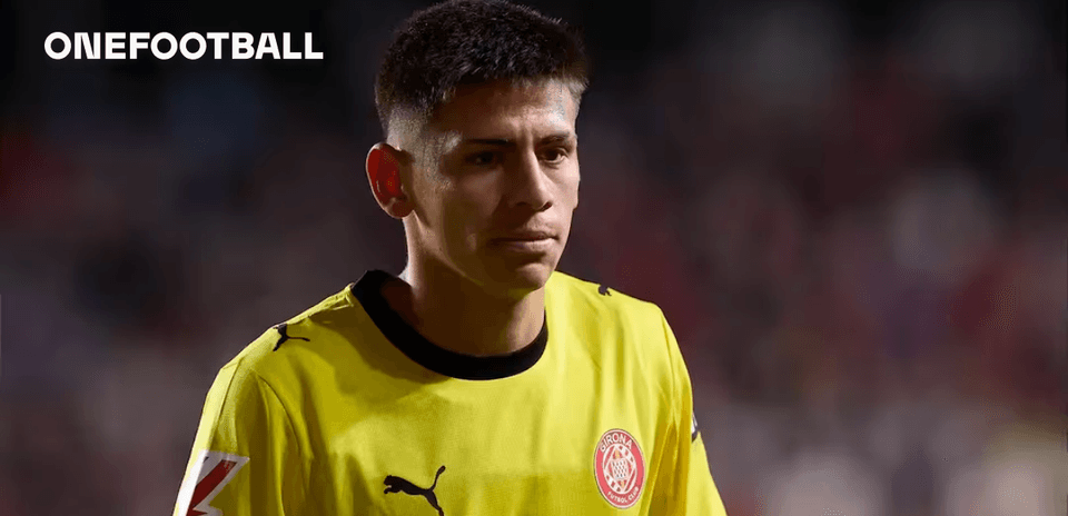 Portero de Girona en uniforme amarillo durante el partido
