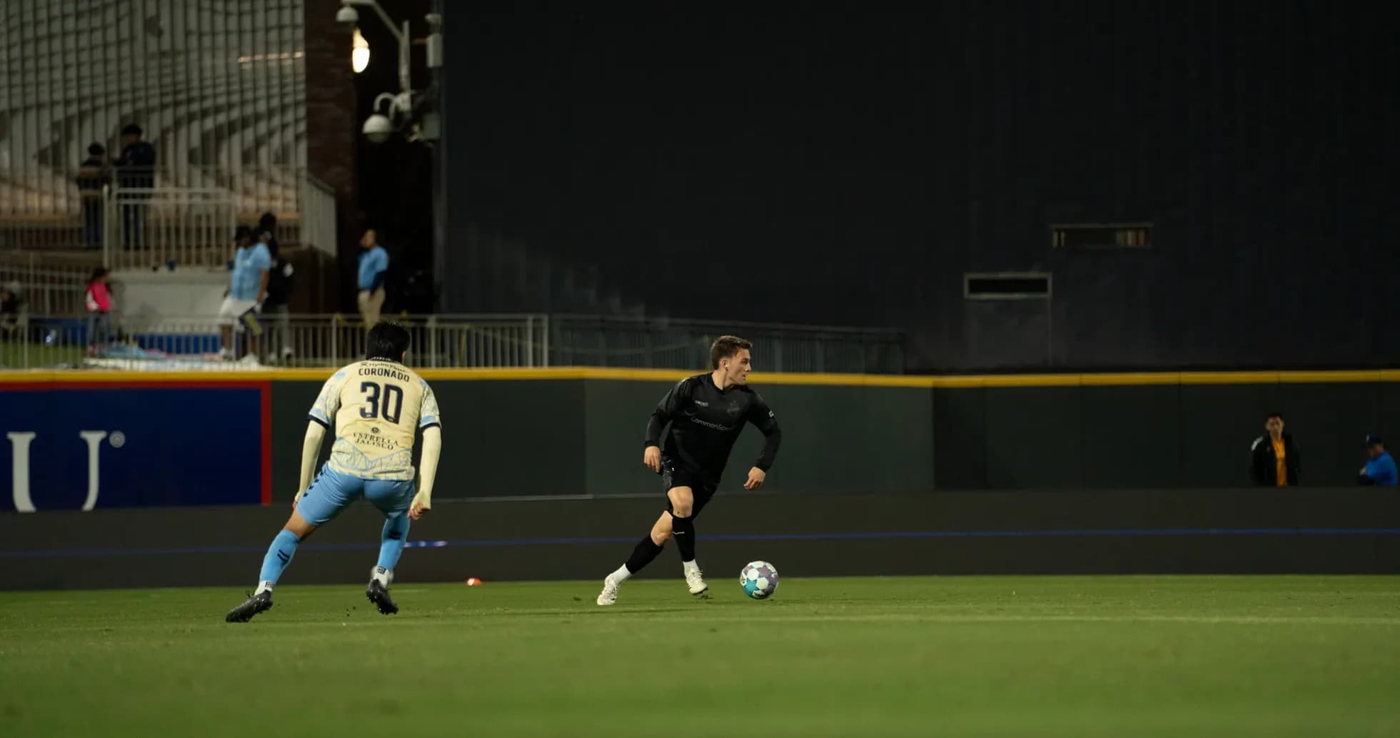 Jugador de Colorado Springs controlando el balón