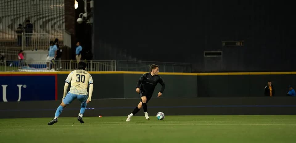 Jugador de Colorado Springs controlando el balón
