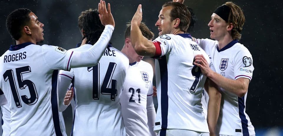 Jugadores de Inglaterra celebrando un gol en el partido