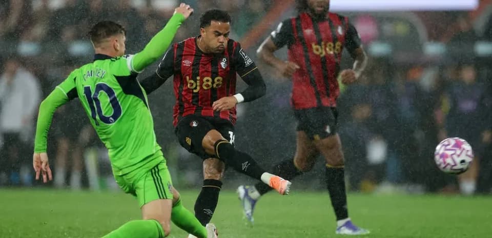Jugador de Bournemouth dispara en partido lluvioso