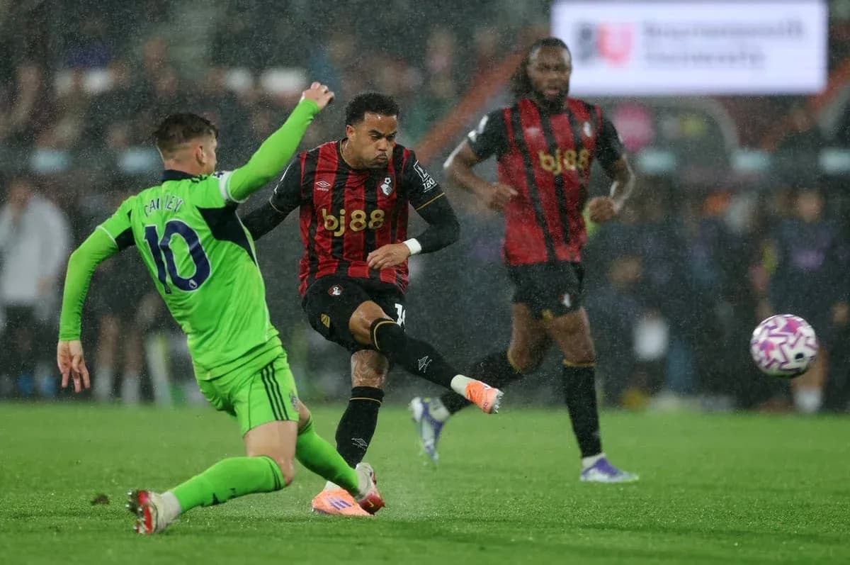 Jugador de Bournemouth dispara en partido lluvioso