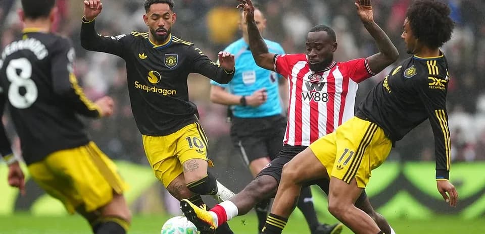 Dos jugadores de Manchester United luchando por el balón
