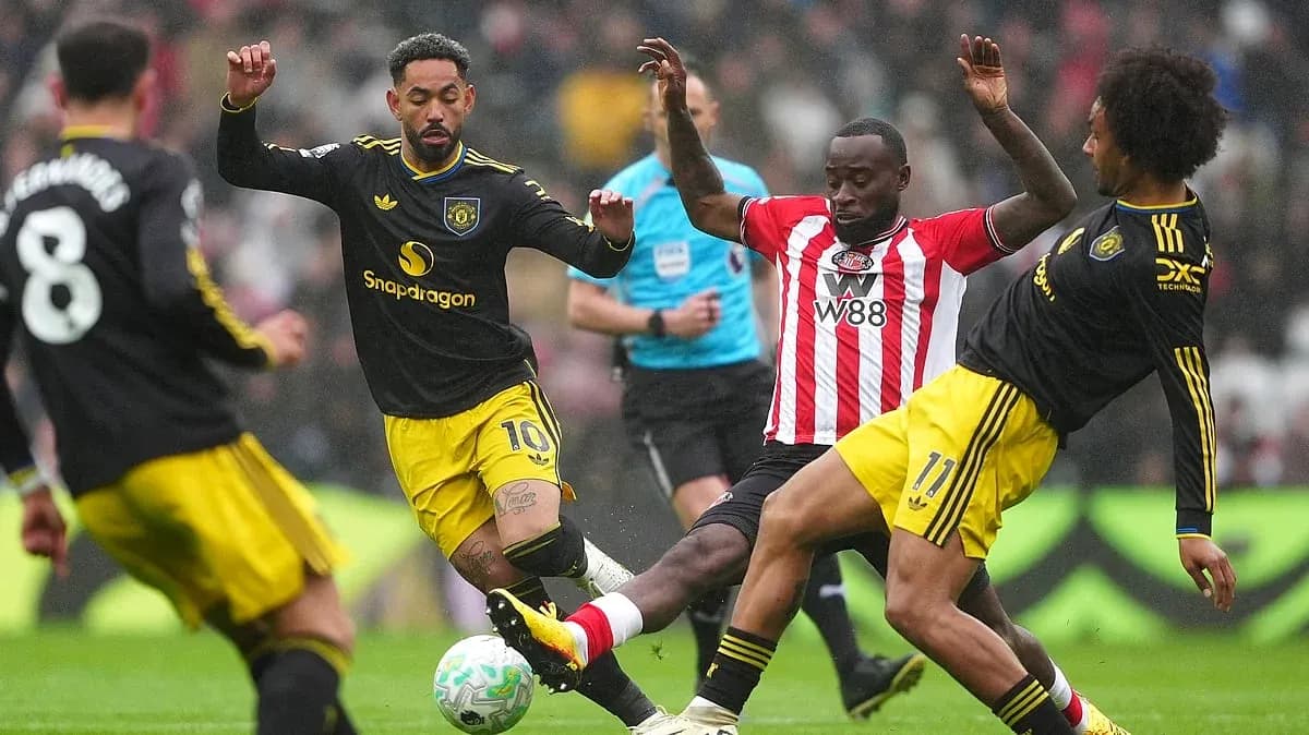 Dos jugadores de Manchester United luchando por el balón
