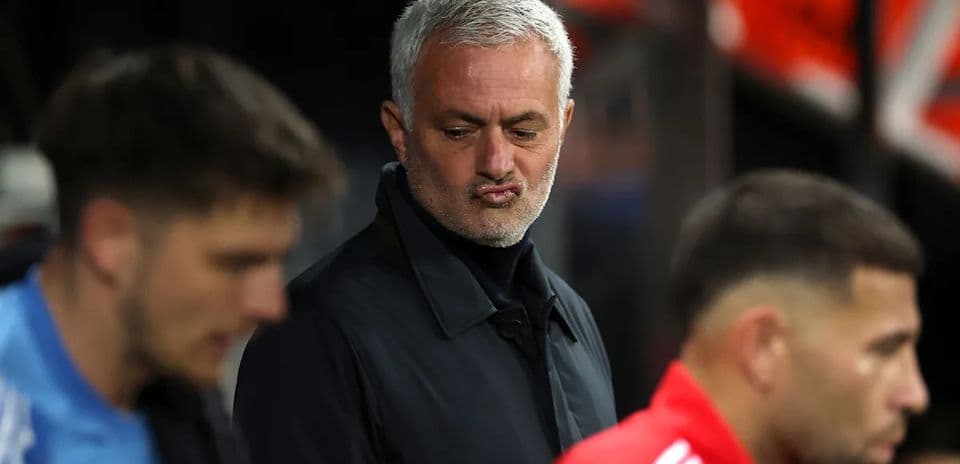 Entrenador observando a los jugadores en el banquillo
