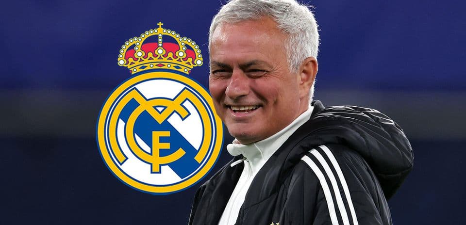 José Mourinho sonriendo frente al logo del Real Madrid
