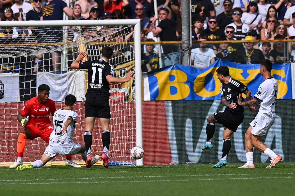 Gol de Como en partido contra Parma