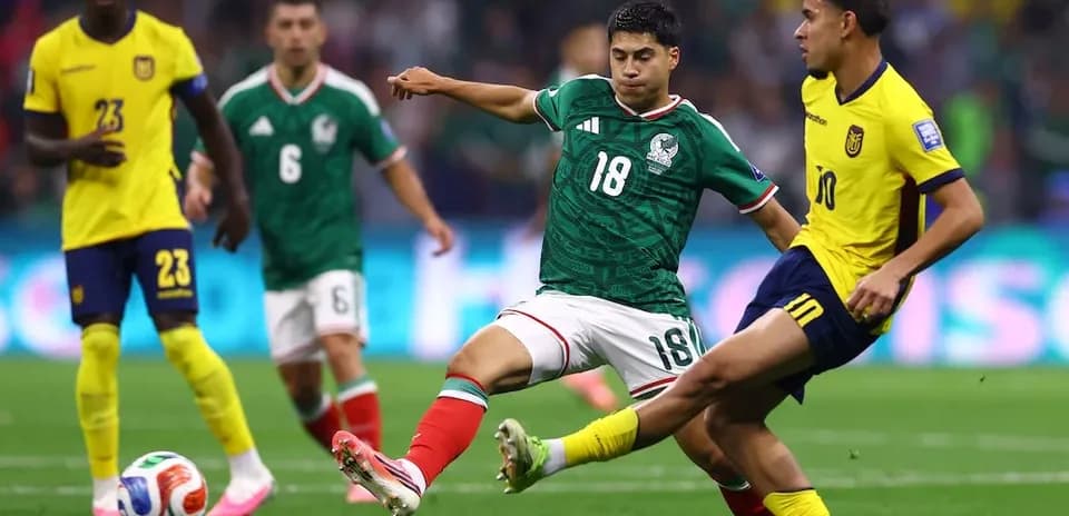 Jugador de México compitiendo por el balón