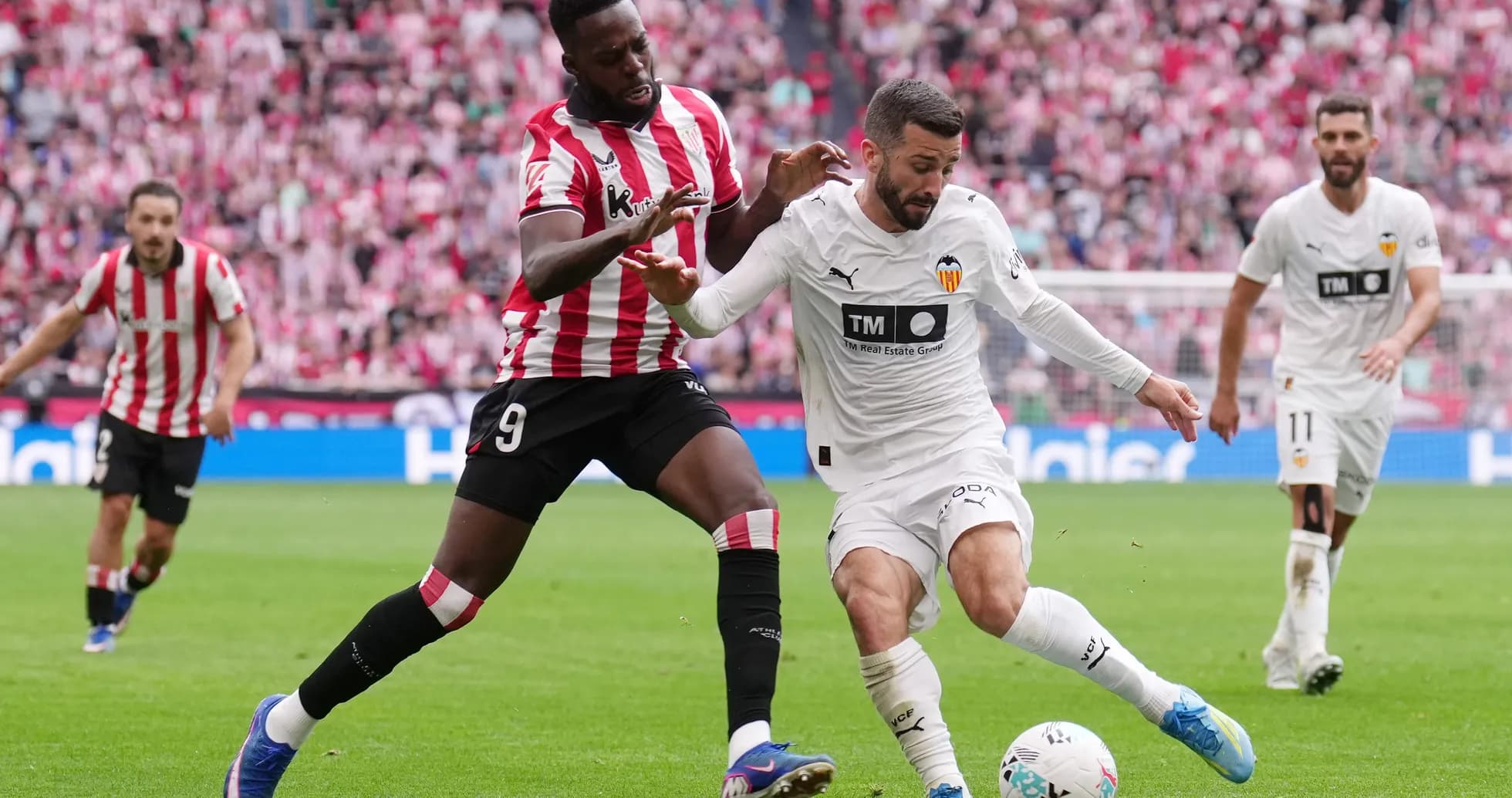 Jugadores en acción durante el partido Athletic Club-Valencia