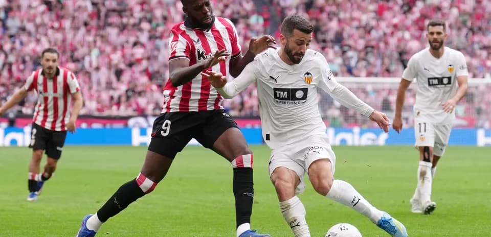 Jugadores en acción durante el partido Athletic Club-Valencia