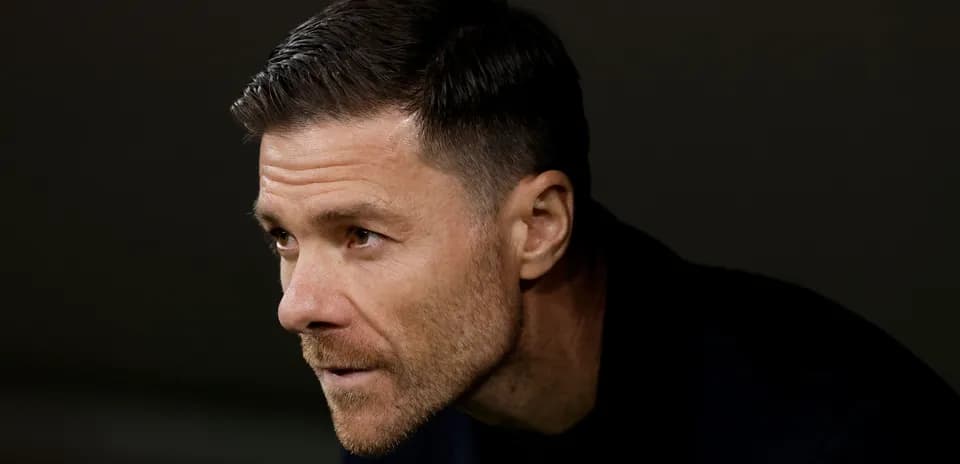 Entrenador observando el partido desde la banda