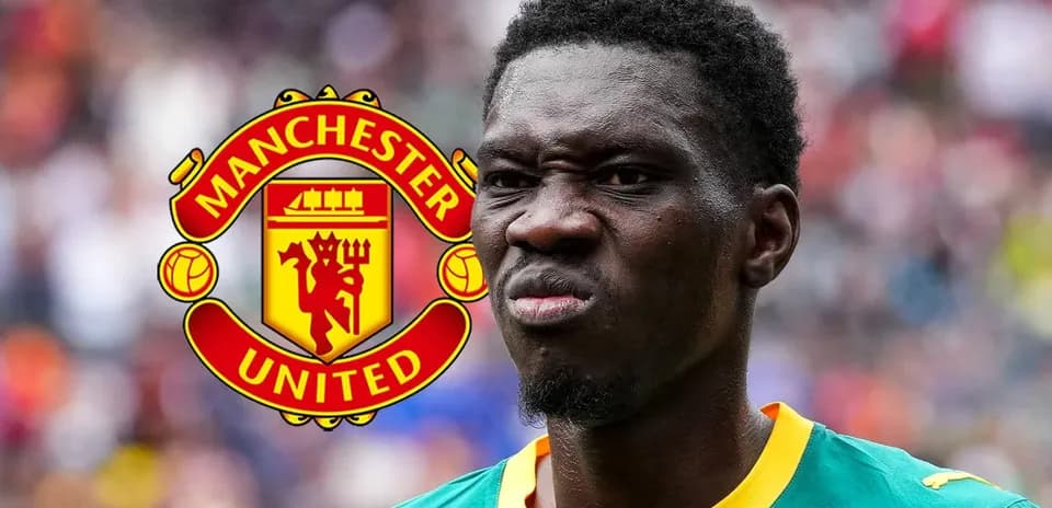Jugador de fútbol con camiseta verde y logo de Manchester United