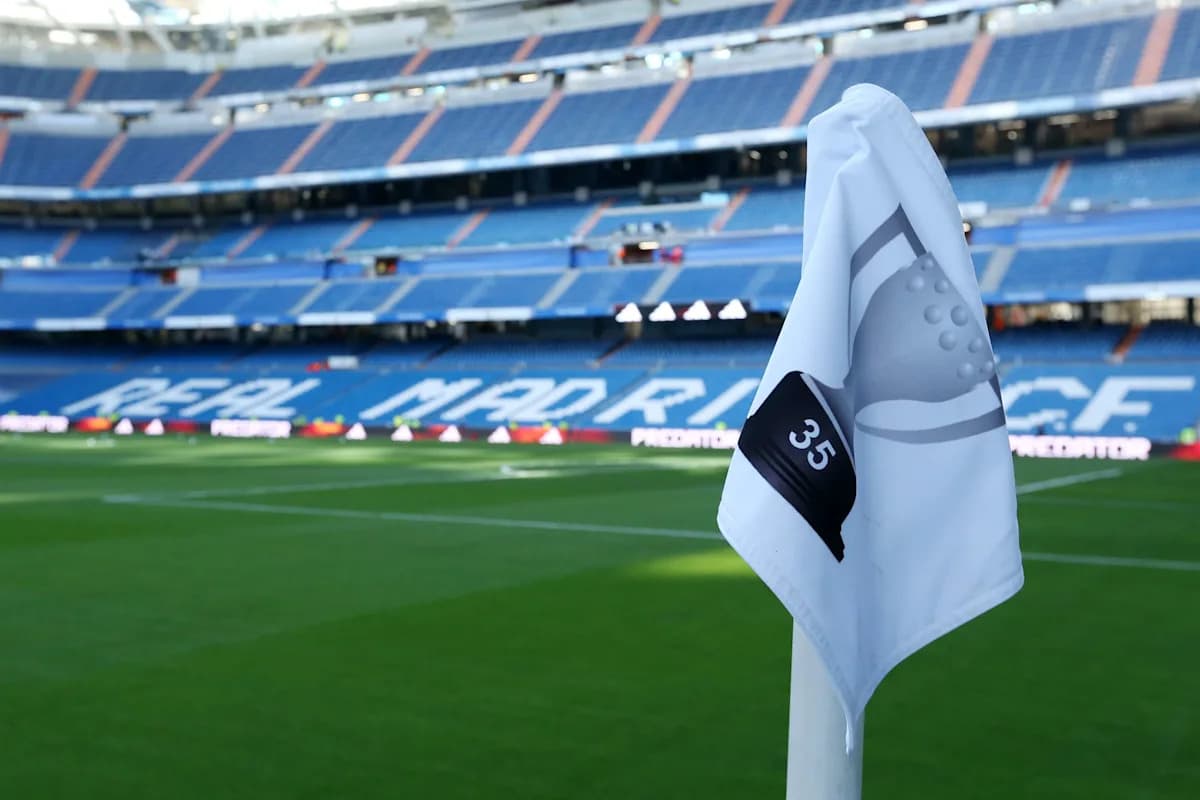Esquina de campo con bandera en estadio Santiago Bernabéu