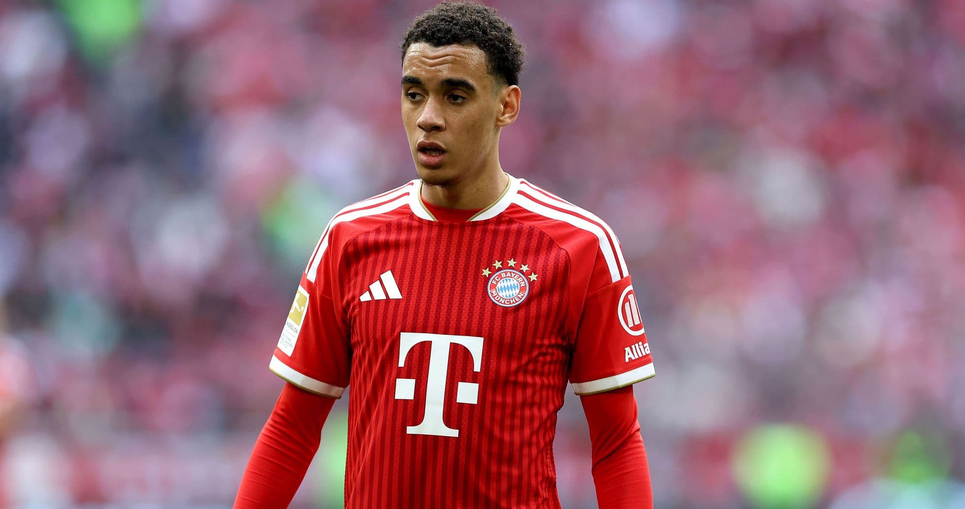 Jugador de Bayern Múnich en camiseta roja en el campo