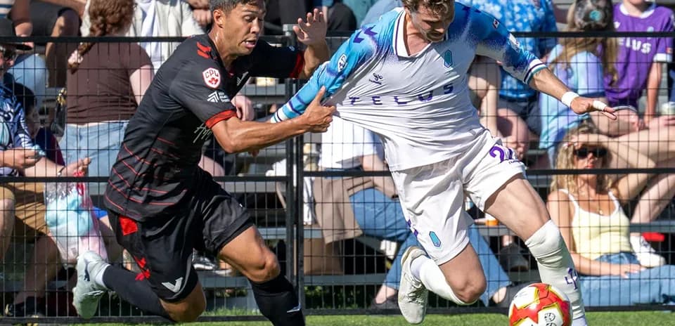 Jugador de Vancouver FC intentando quitar el balón