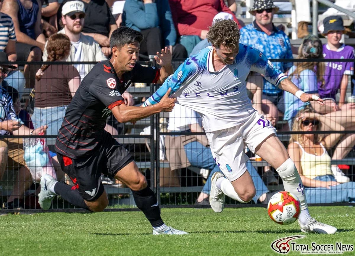 Jugador de Vancouver FC intentando quitar el balón
