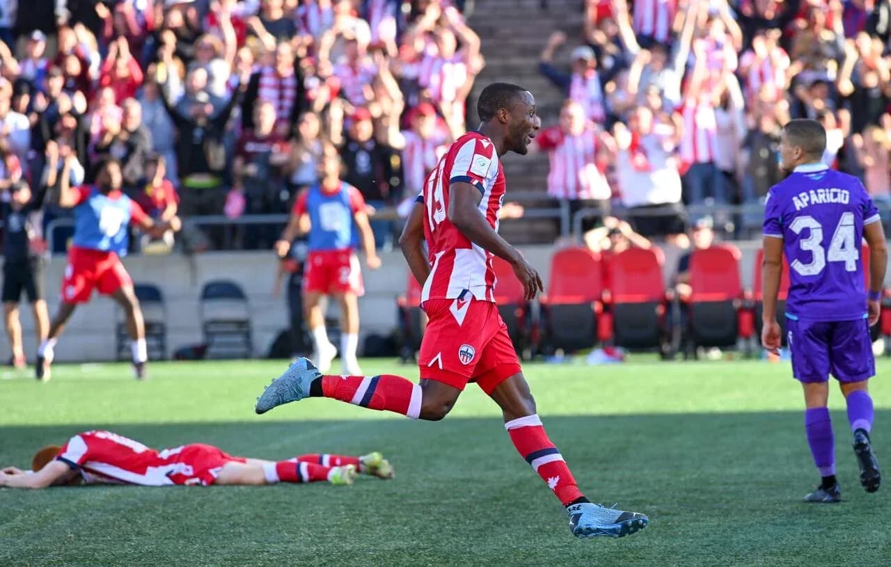 Jugador celebra un gol en el partido