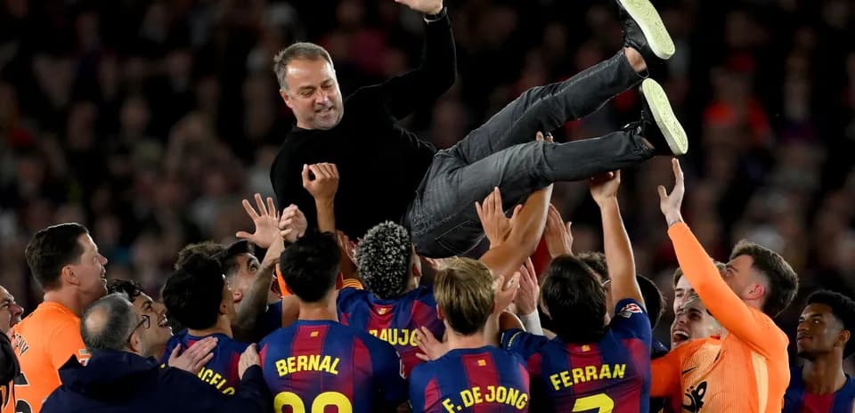 Entrenador de Barcelona siendo alzado por jugadores