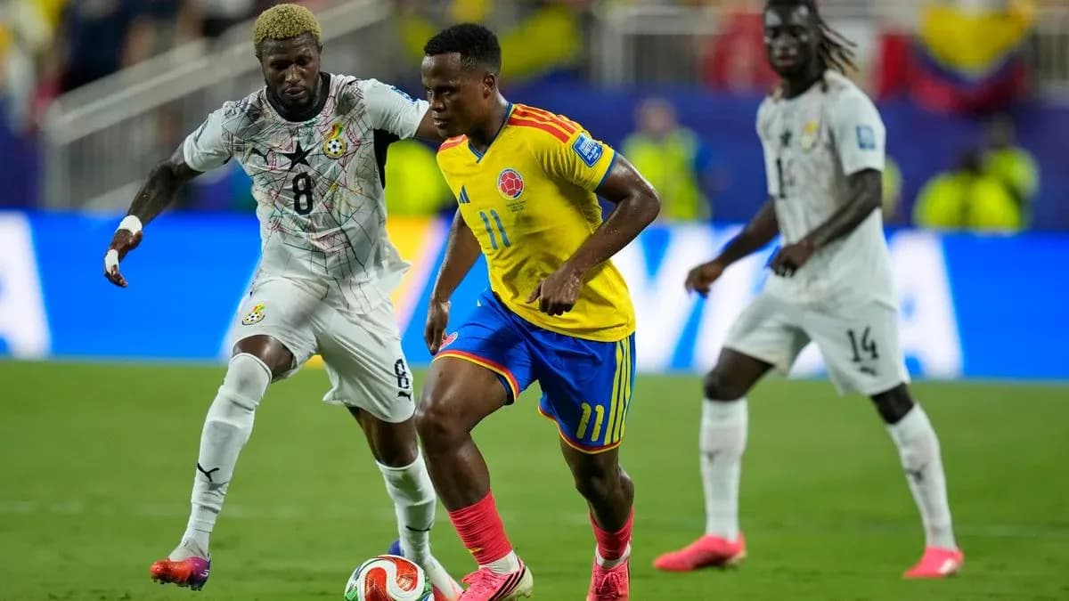 Jugador colombiano driblando a defensor ghanés en partido