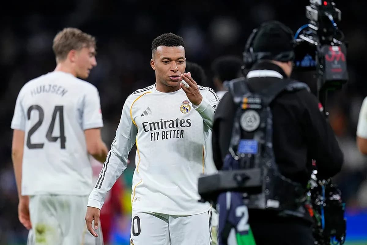 Kylian Mbappé celebrando con compañeros de equipo