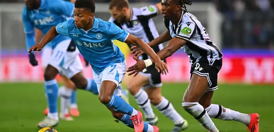 Jugador de Napoli driblando a rival de Udinese