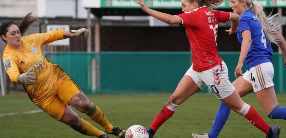 Jugadora de Charlton Athletic evitando al portero
