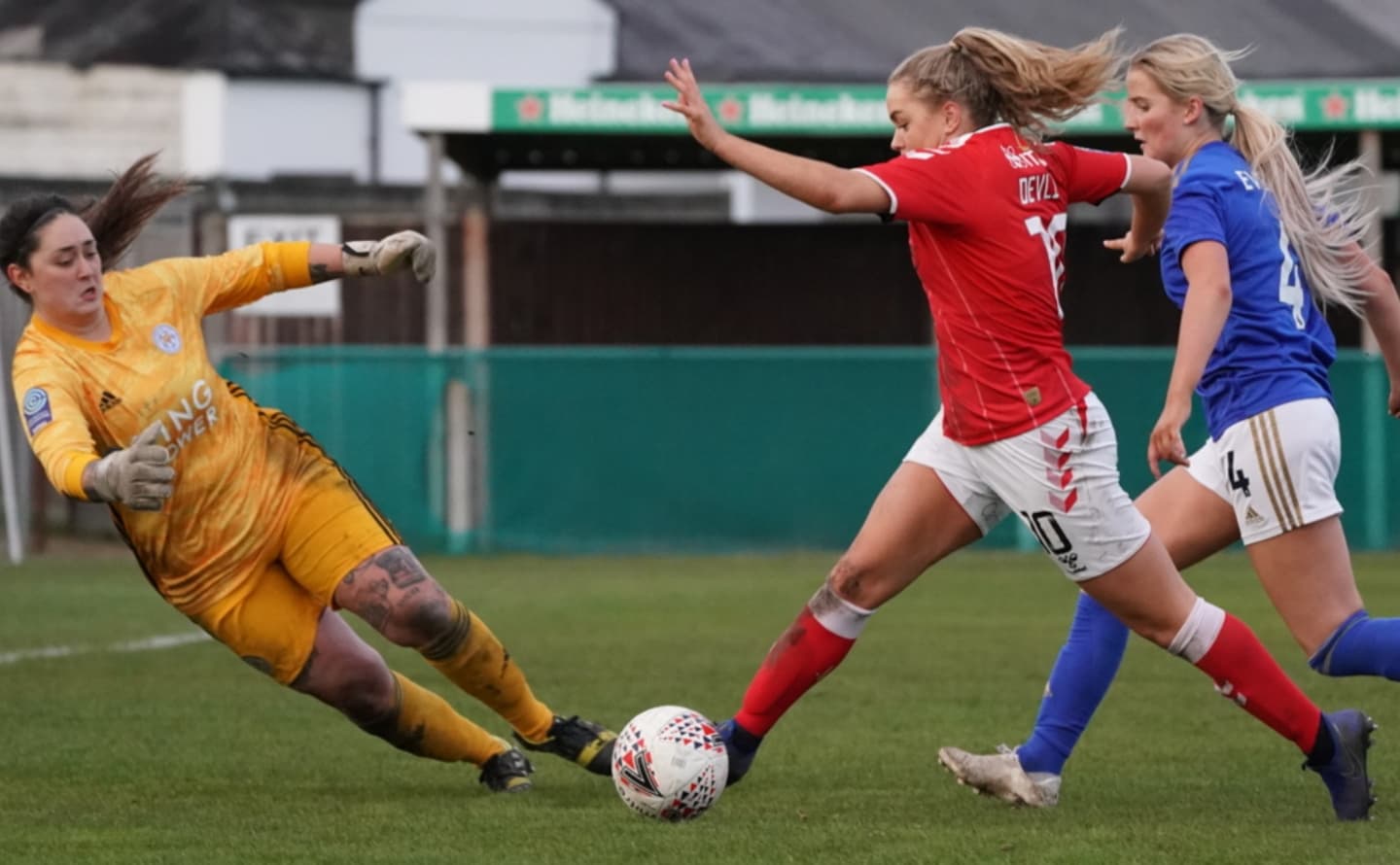 Jugadora de Charlton Athletic evitando al portero