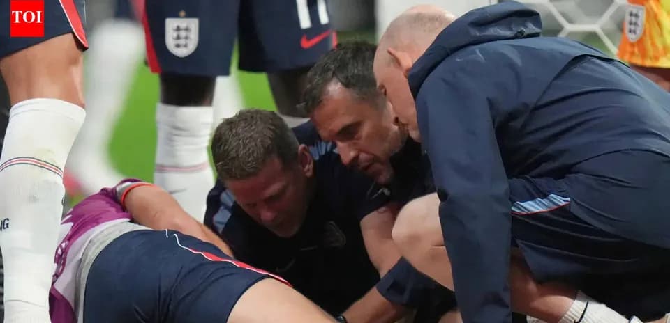 Equipo médico atendiendo a un jugador en el suelo