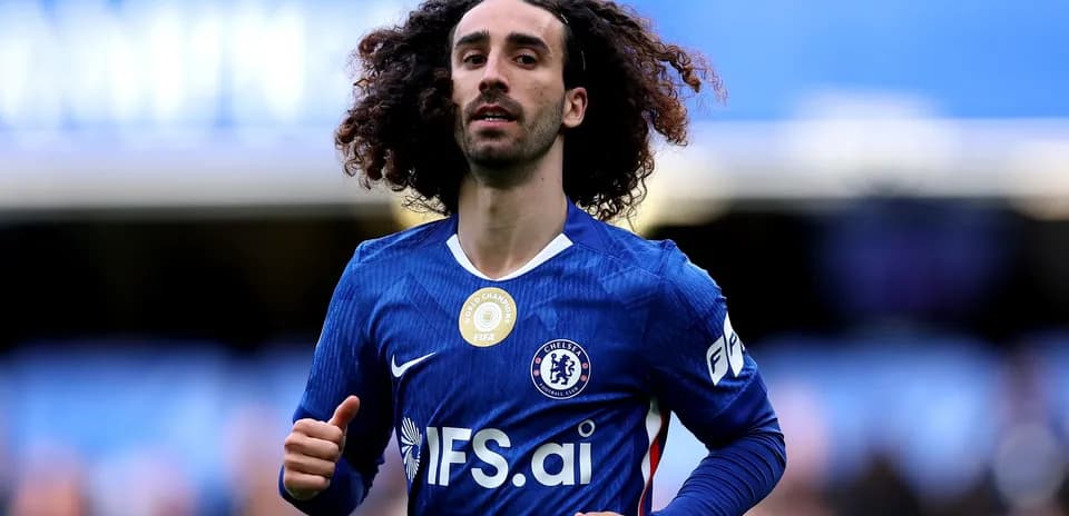 Jugador de Chelsea corriendo en el campo de juego