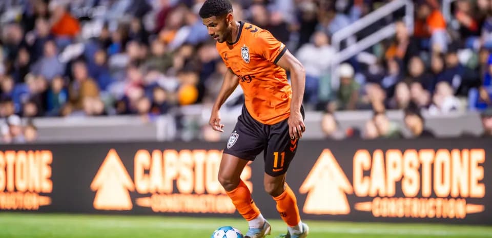 Jugador del Orange County SC en acción