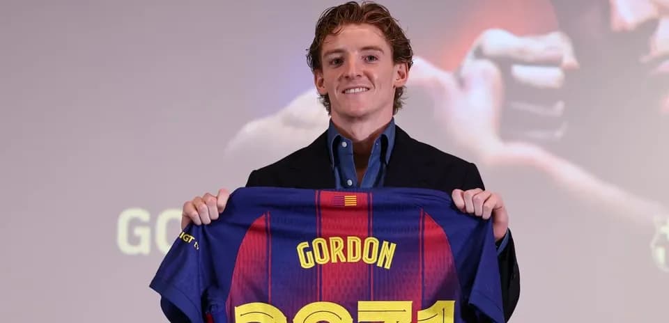 Jugador presenta camiseta de FC Barcelona con nombre