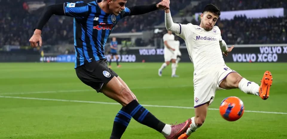 Jugador de Fiorentina intentando patear el balón