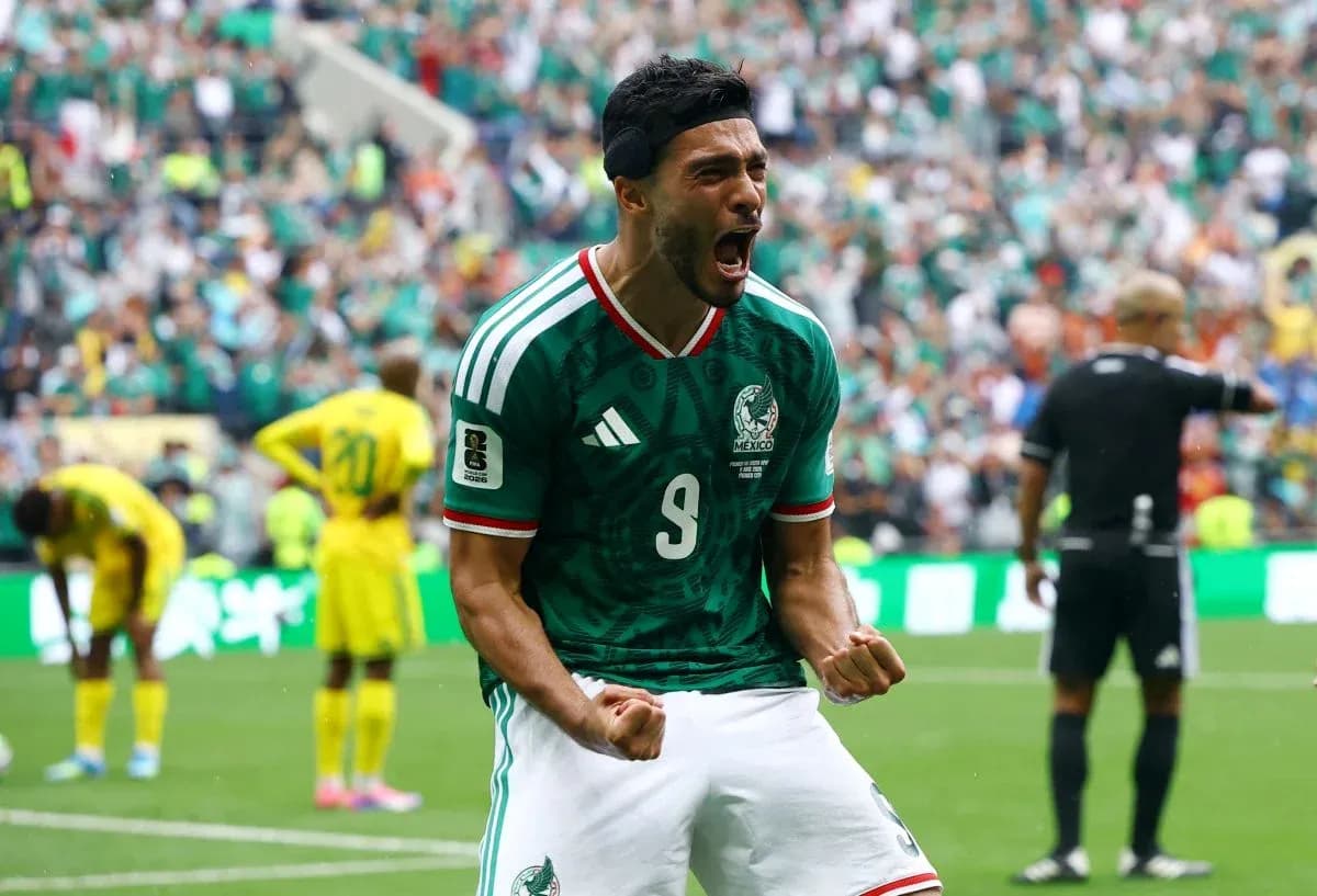 Jugador mexicano celebrando un gol en el partido