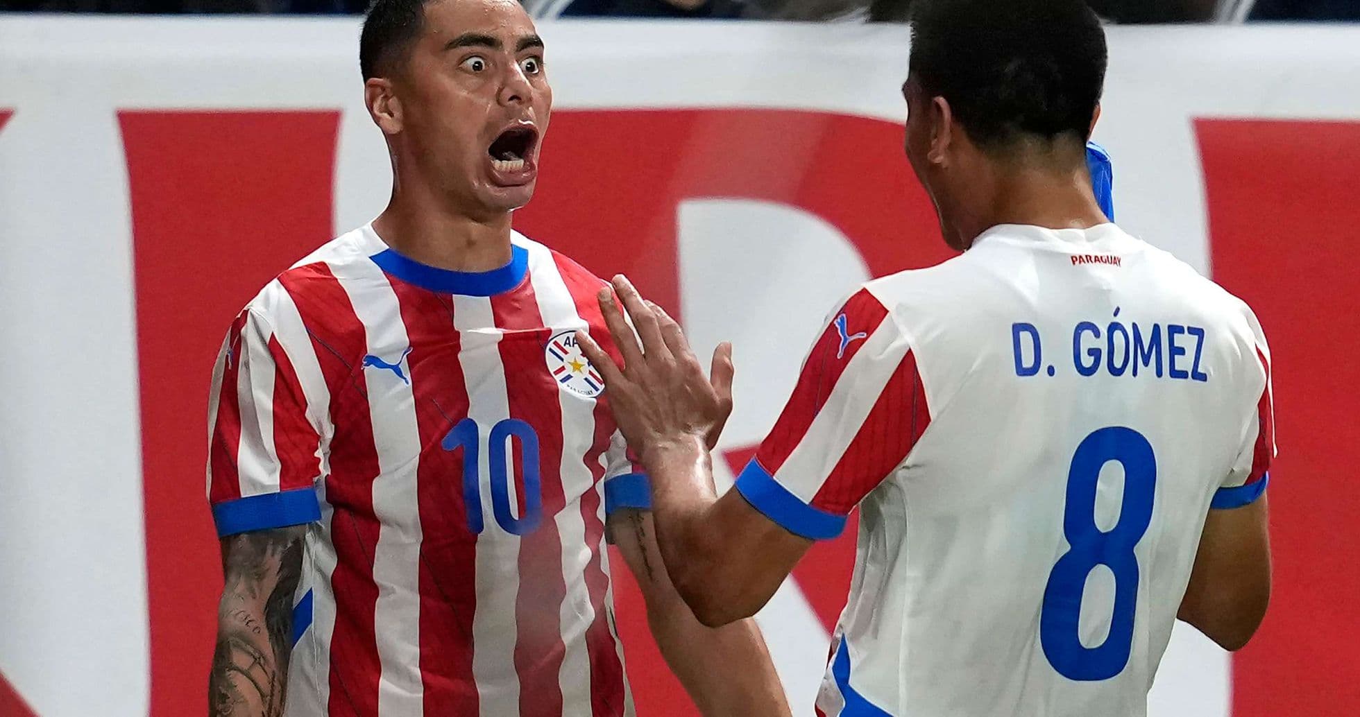 Jugadores de Paraguay celebrando un gol