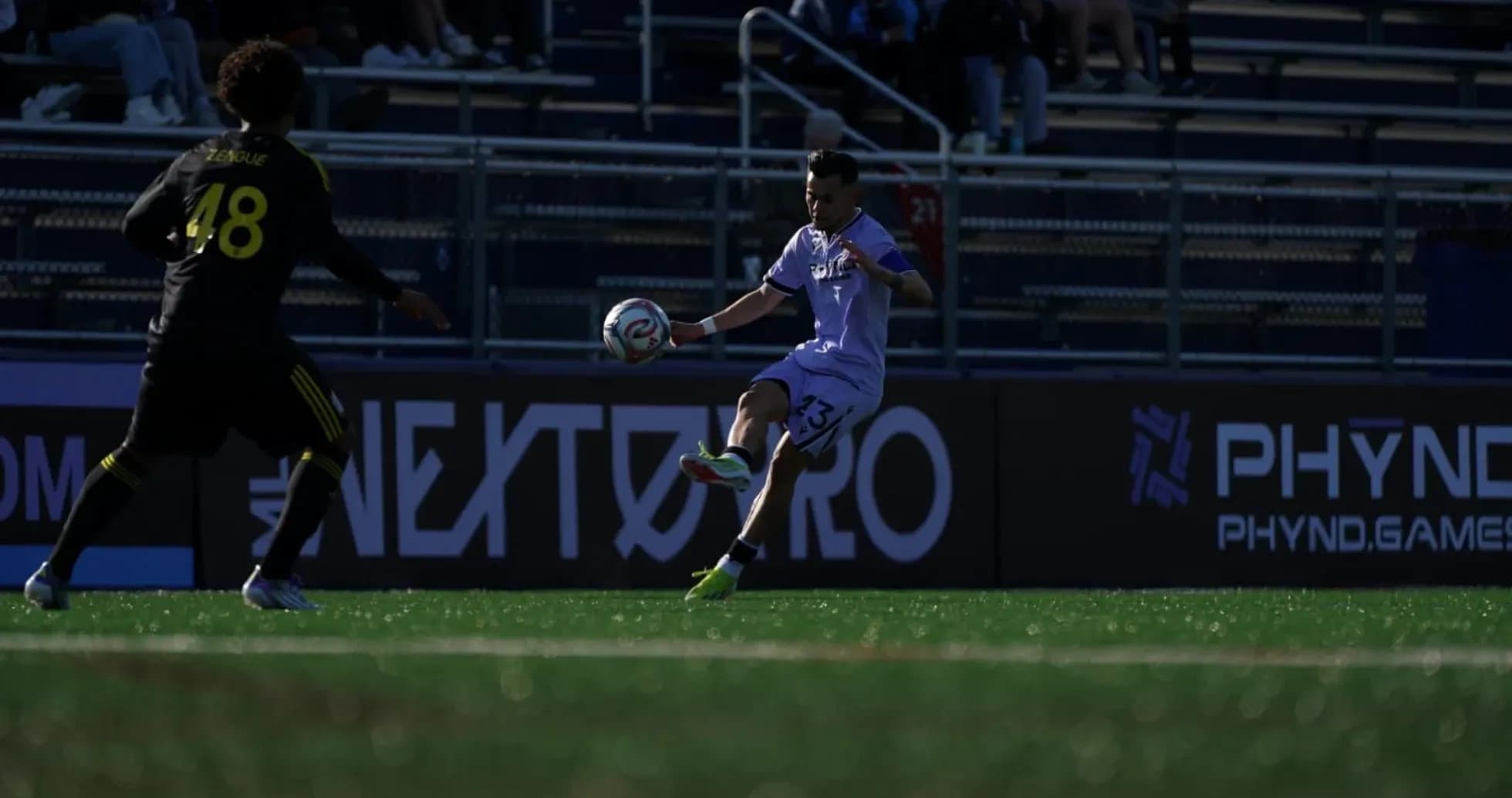 Jugador de Columbus Crew II controla el balón