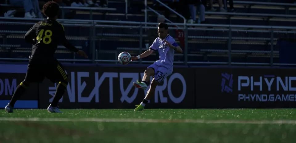 Jugador de Columbus Crew II controla el balón