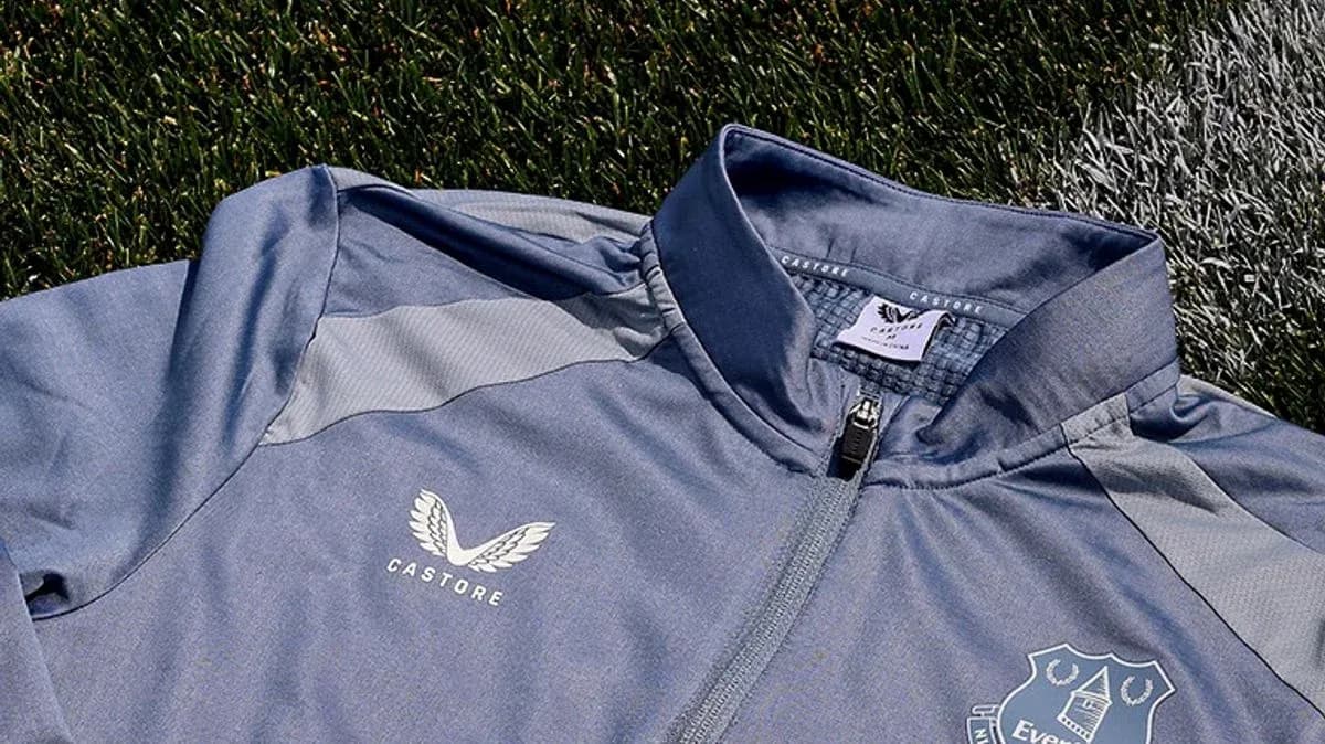 Chaqueta gris con logotipo de Everton y Castore