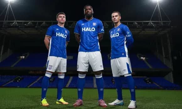 Tres jugadores de Ipswich Town en uniforme azul