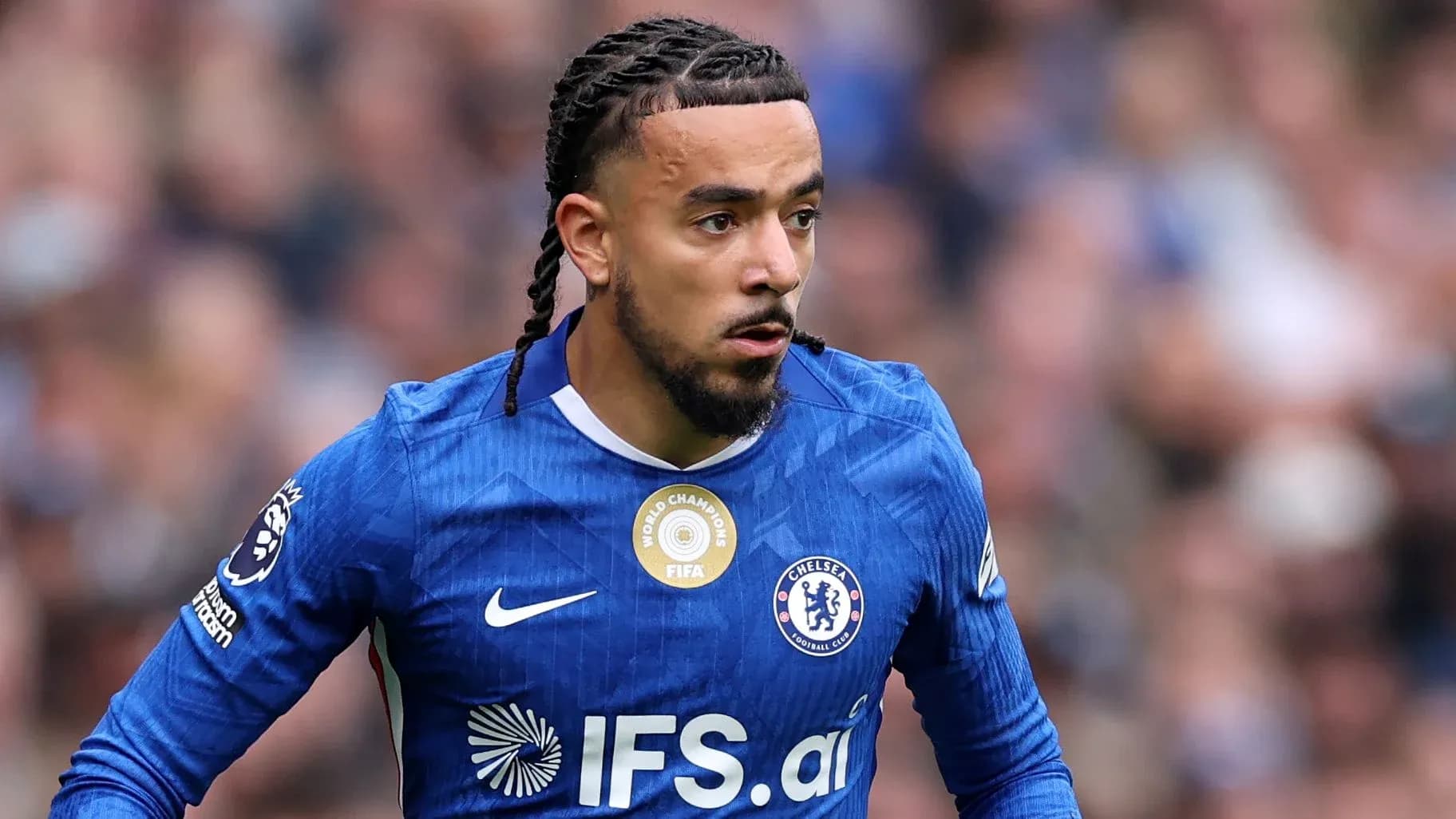 Jugador de Chelsea corriendo durante un partido