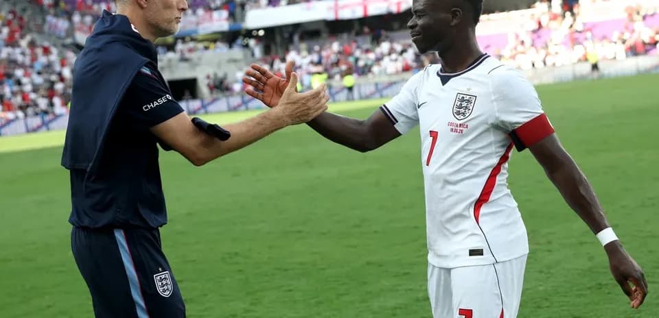 Entrenador y jugador saludándose tras el partido