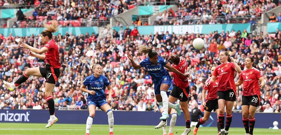 Jugadora de Manchester United W cabeceando el balón