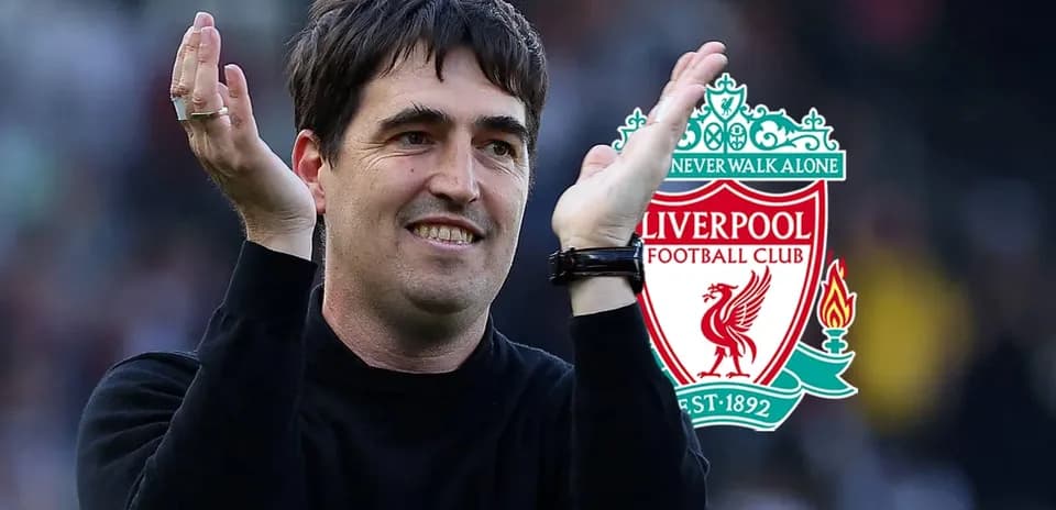 Entrenador aplaudiendo con el logo de Liverpool