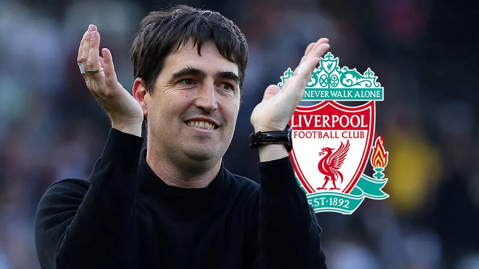 Entrenador aplaudiendo con el logo de Liverpool