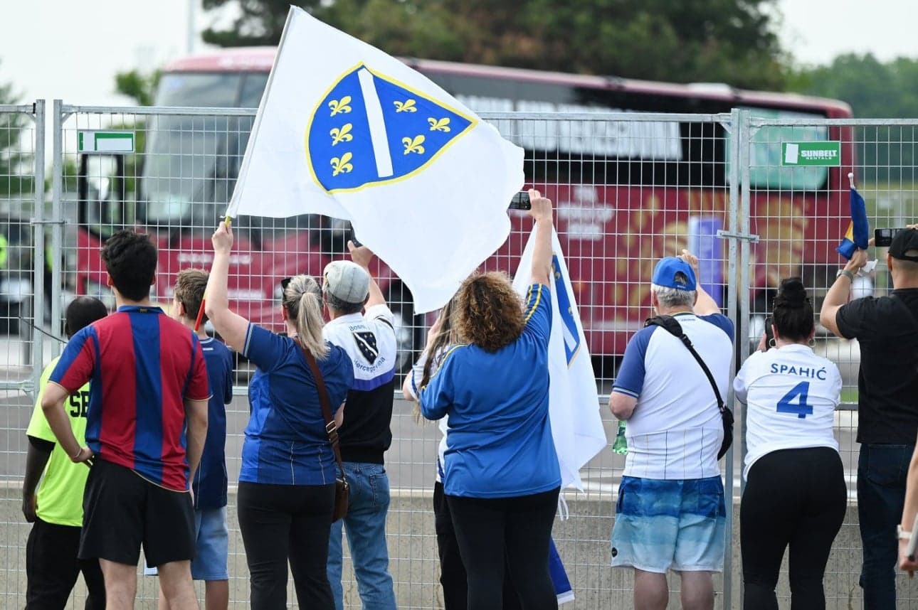 Aficionados de Bosnia y Herzegovina con banderas