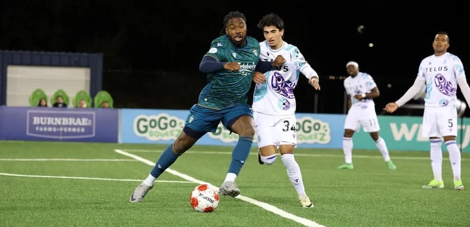 Un jugador de York United en acción durante el partido