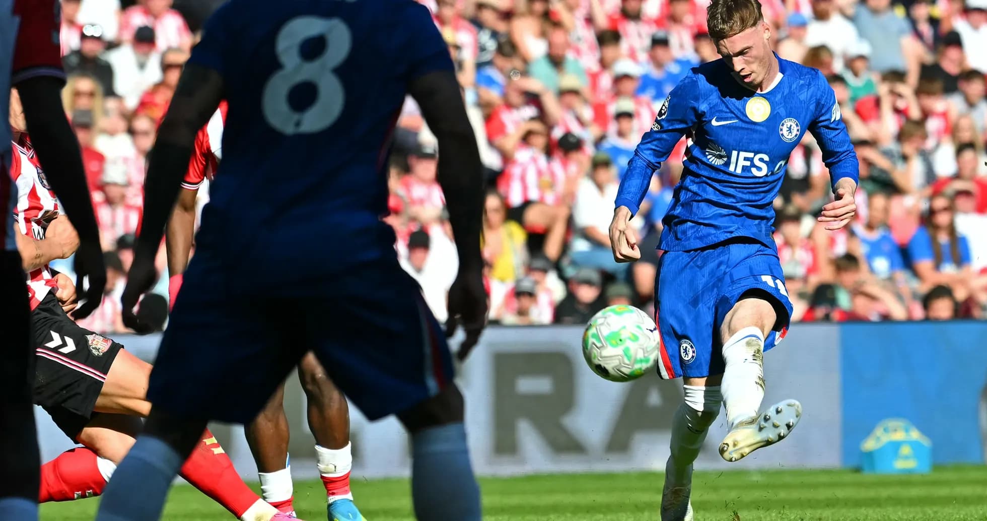 Jugador de Chelsea chutando el balón en partido